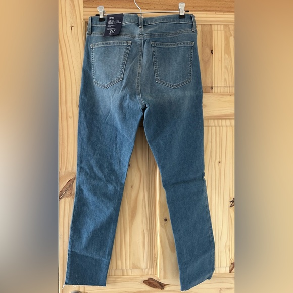 High rise true skinny ankle with secret smoothing pockets and button closure. - Picture 4 of 5